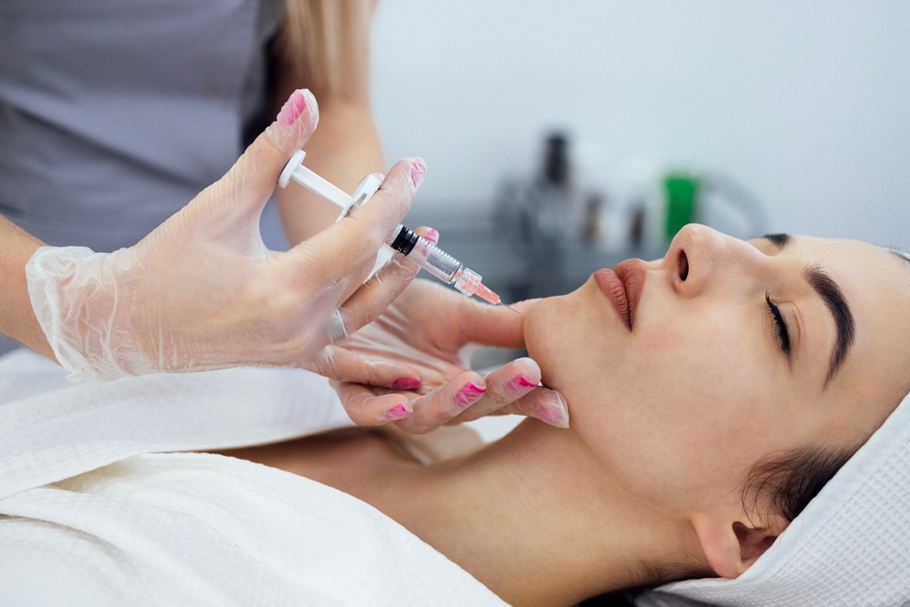 femme injection acide hyaluronique