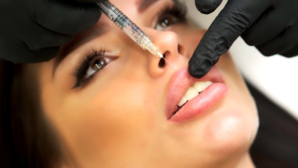 femme en train de se faire des injections d'acide hyaluronique