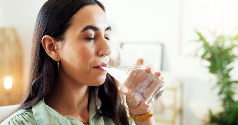 femme en train de boire un verre d'eau