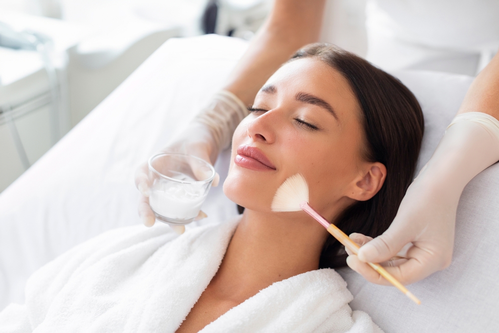 femme en train de se faire un peeling sur le visage