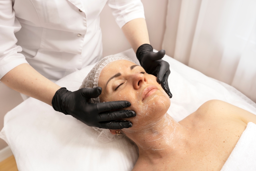 femme e, train de se faire masser après un peeling